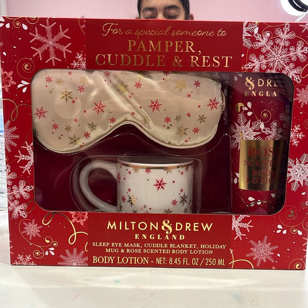 NWT HOLIDAY CHRISTMAS SET!